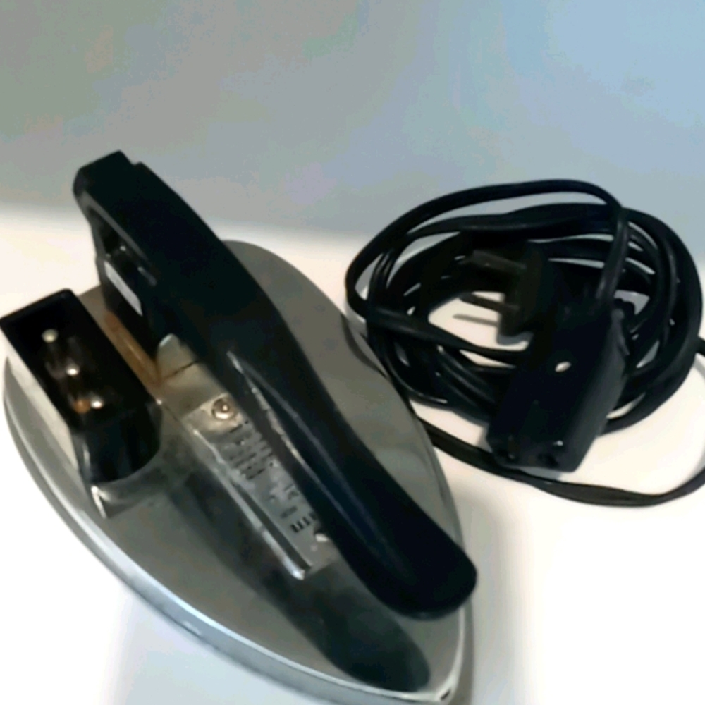 JulietteVintage 50's Electric Travel Iron